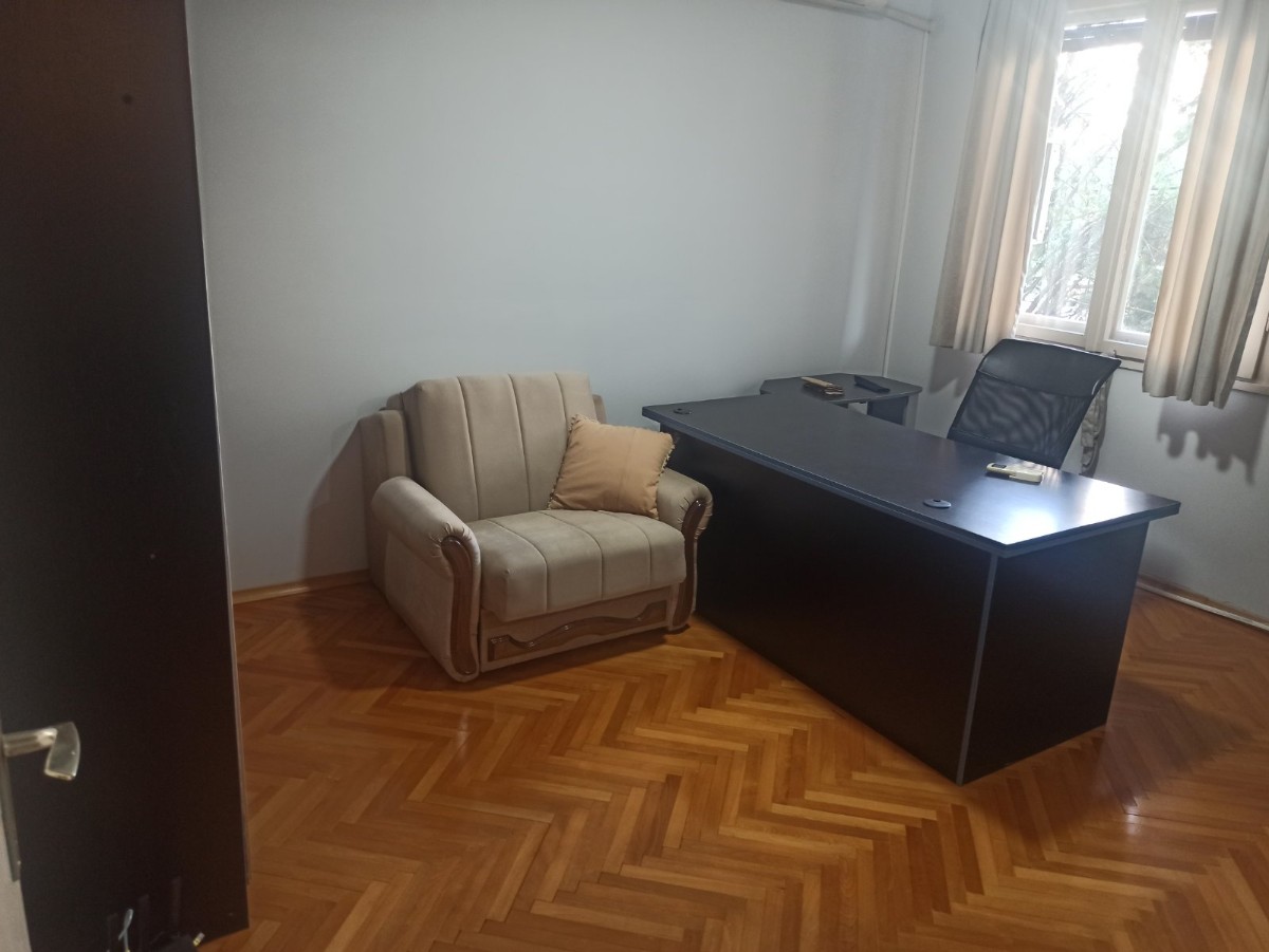 Poslovni prostor sa 5 kancelarijskih stolova u sklopu stana
