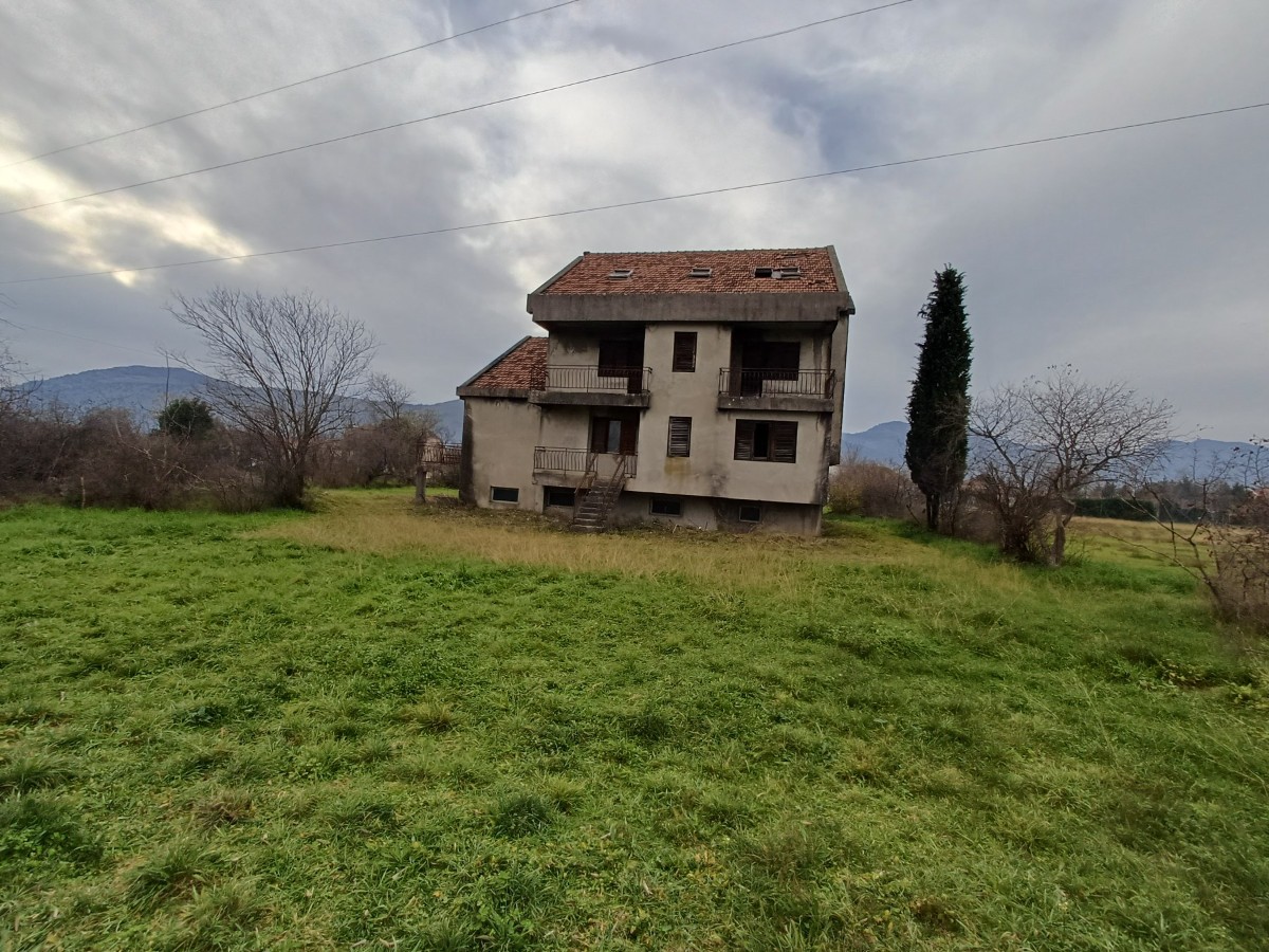 Prodaje se plac sa kucom