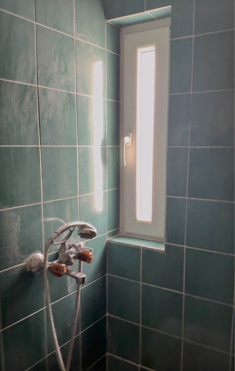 Prodaje se trosoban nenamjesten stan sa pogledom na more